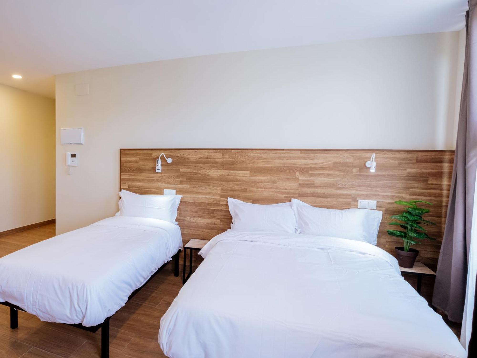 Apartahotel Golden Alcala Alcalá de Henares Buitenkant foto